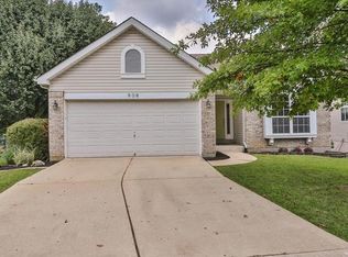 908 Oak Knoll Manor Dr, Saint Louis, MO 63119