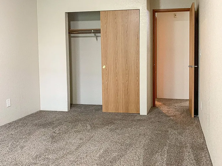 Hilltop Court Apartments — Photo 5