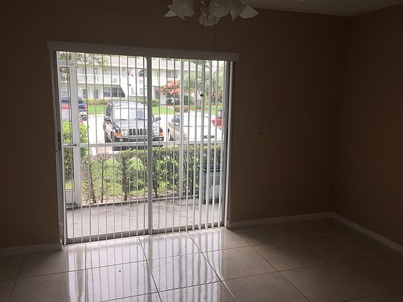 4th image of 278 Durham Cir #H