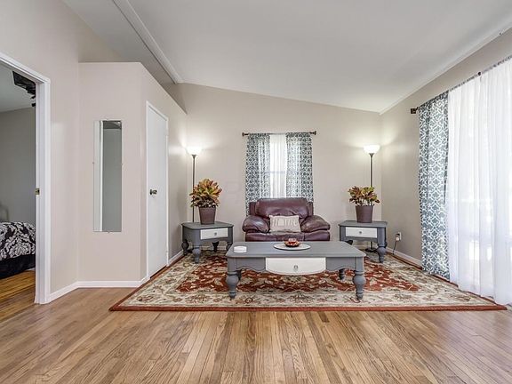 5th image of 1047 Stewart St