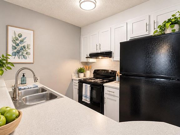 2nd image of 1022 W Buford St #501