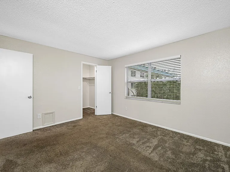 KC Flats Apartments — Photo 26