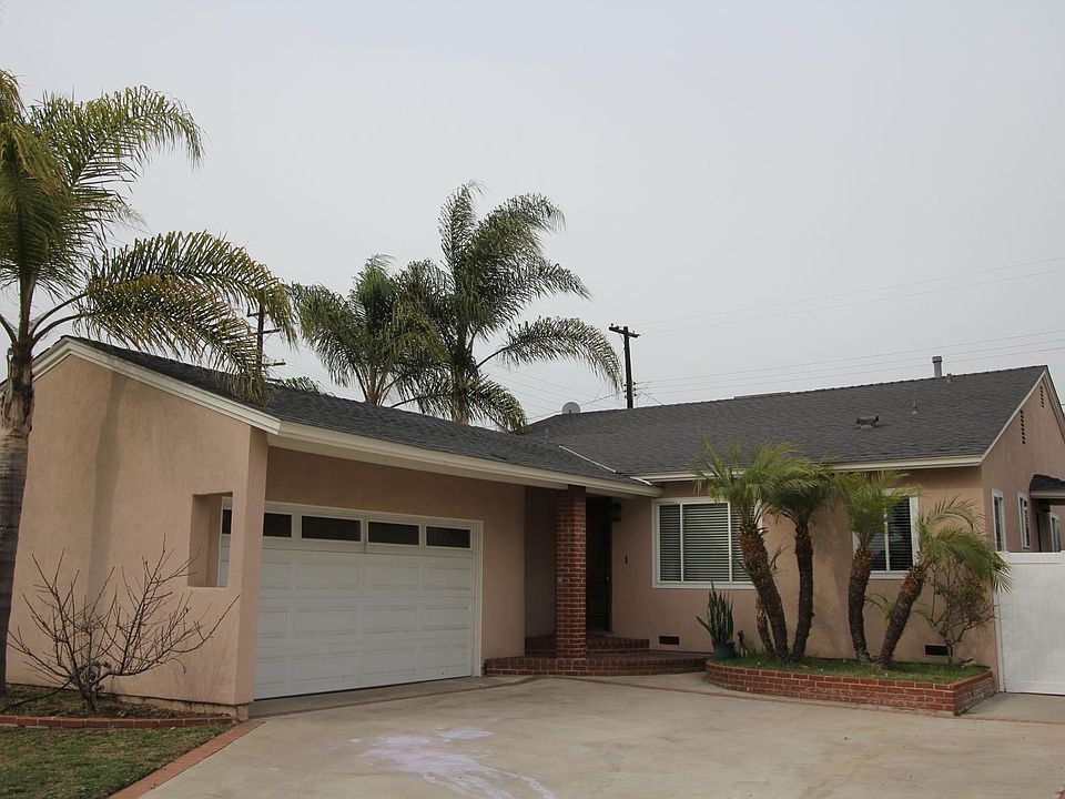 Front of home w/ driveway that fits approx 3 cars