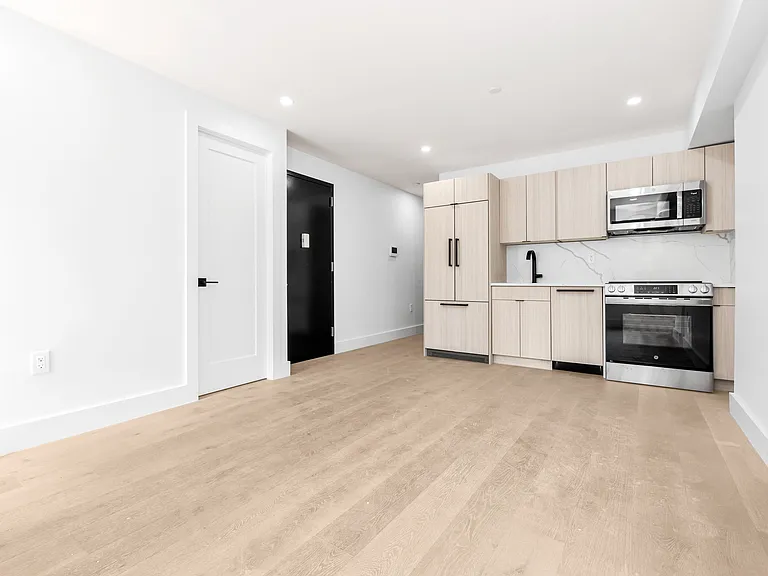 20 E 13th St #4 — Photo 3