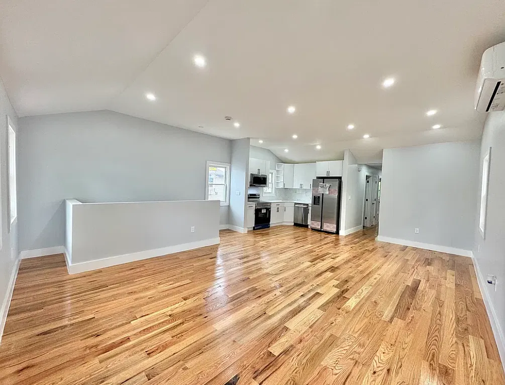 3 bed, 1000 sqft, $3,753 — Photo 2