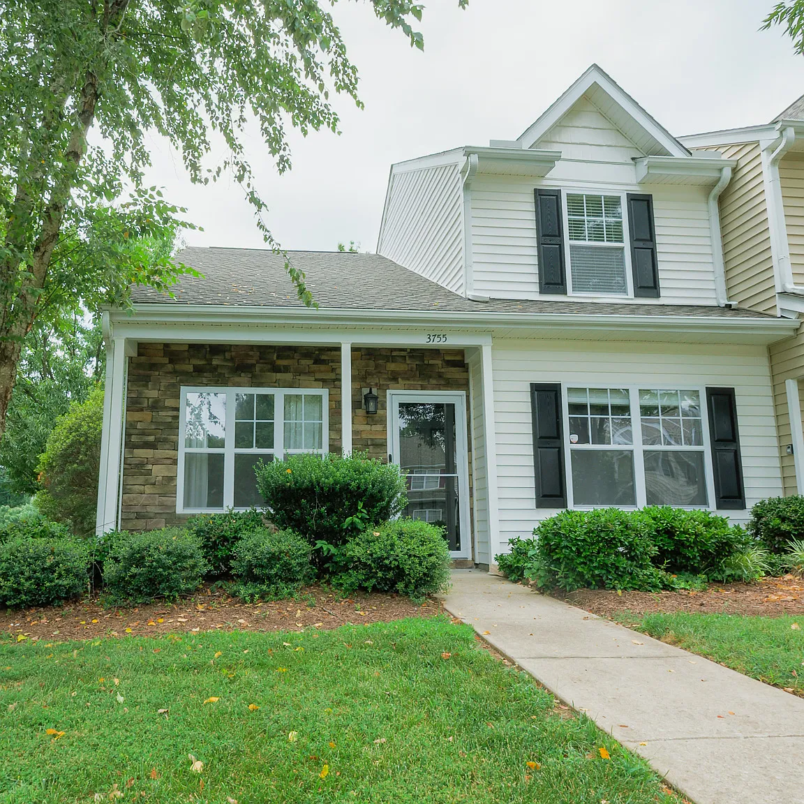 3 bed, 2.5 bath, 1319 sqft, $2,200 — Photo 3