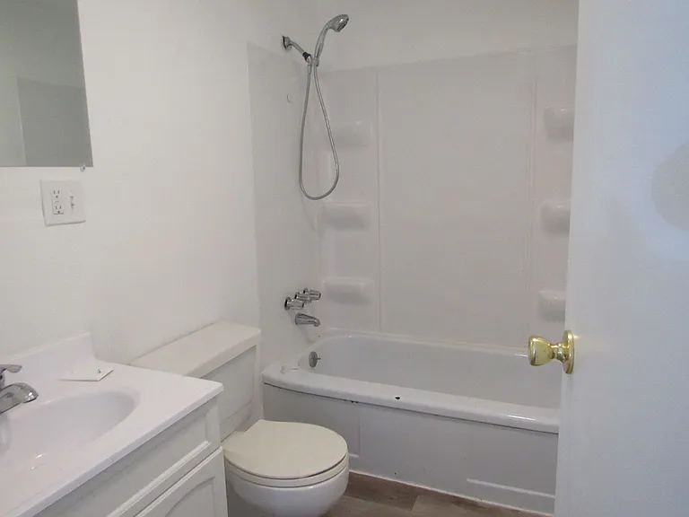 2 Bed 1 Bath in Triplex — Photo 9