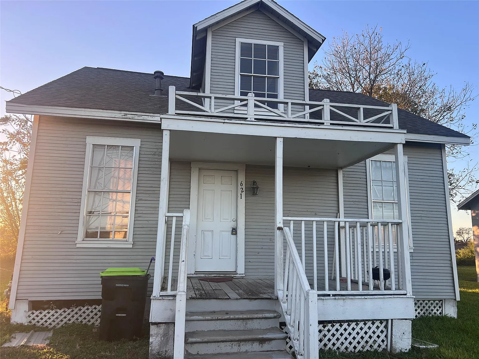 3 bed, 1.0 bath, 1272 sqft, $1,100 — Photo 1