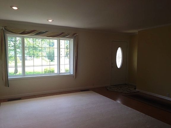 5th image of 925 Park Plaza Dr