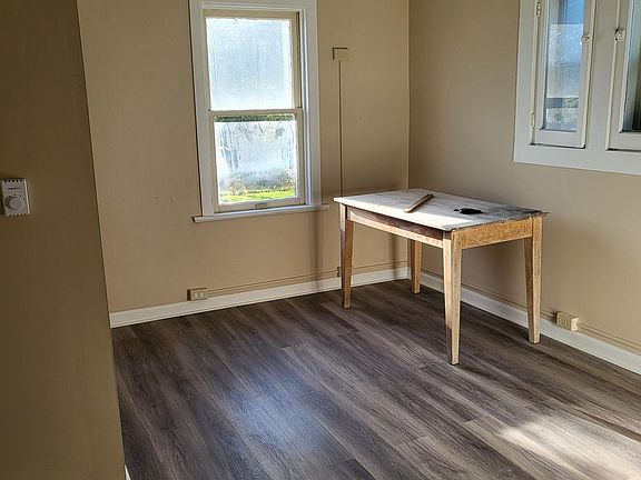 2nd bedroom with medium closet