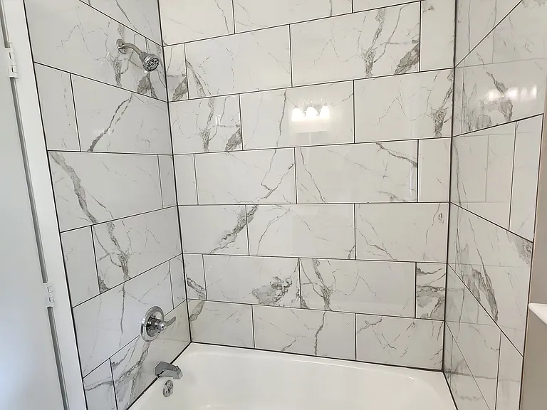 215 W Davis St — Photo 2
