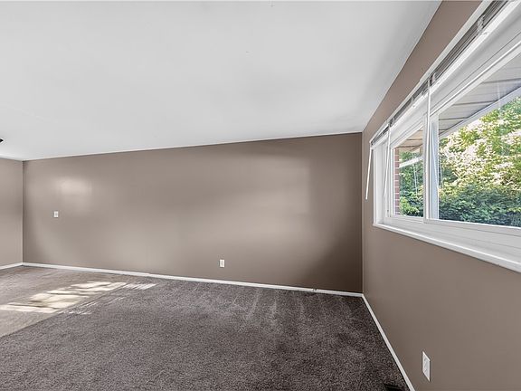 3rd image of 906 Miller Ave