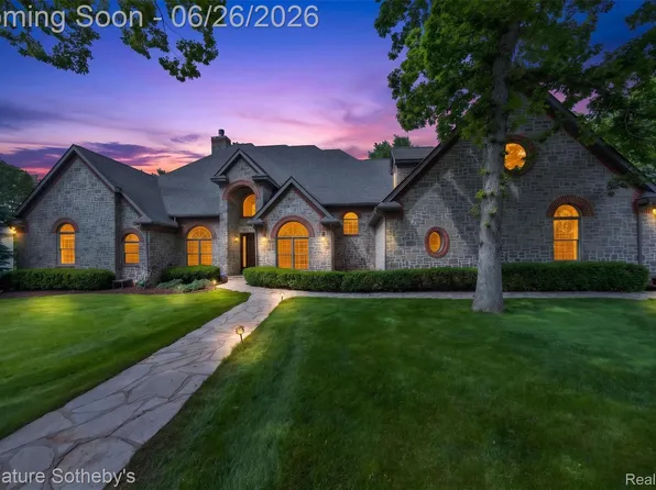 900 Hill Hollow Ln, Milford, MI 48381