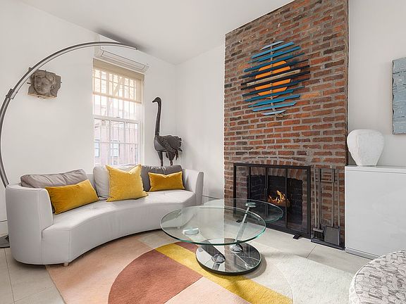 3rd image of 232 W 15th St Unit Townhouse