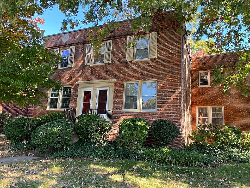 End Townhouse with lots of windows.