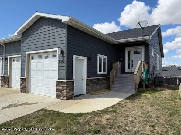 1332 23rd St W, Dickinson, ND 58601