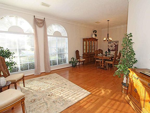 3rd image of 610 Johnson Ln