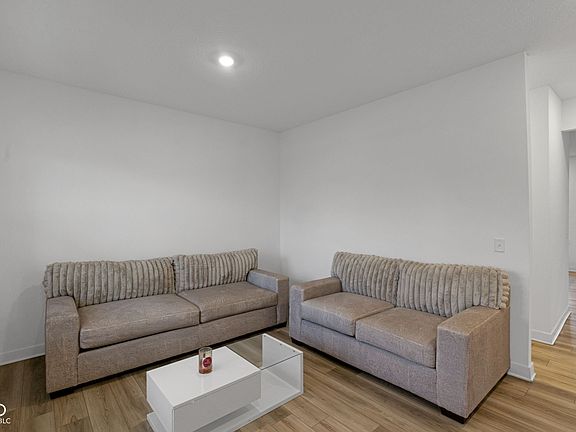 4th image of 7423 Manor Lake Ln