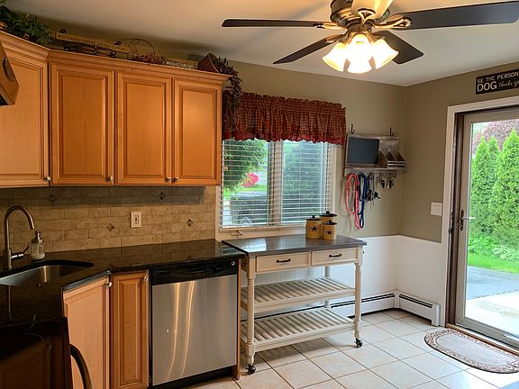 2nd image of 40 Middle Ln