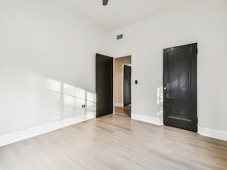 2102 W La Salle St — Photo 37