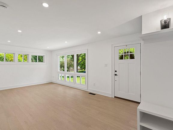 3rd image of 209 Thistle Dr