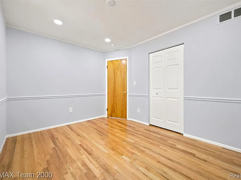31906 Cambridge St — Photo 12