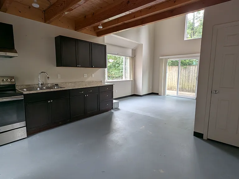 724 NE Holland St #B — Photo 3