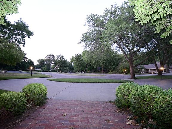 4th image of 819 Crestview Dr