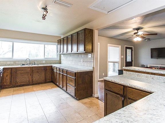 4th image of 1102 Briarwood Cir