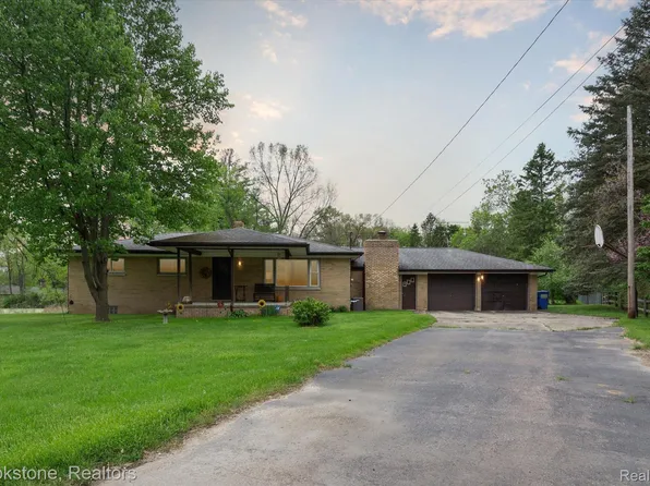 14094 Placid Dr, Holly, MI 48442