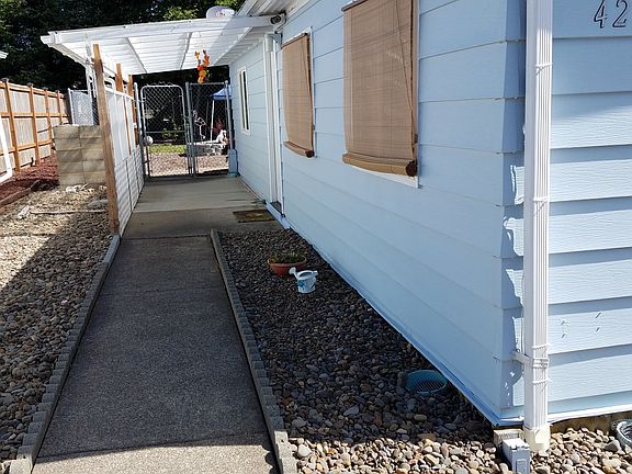 3rd image of 425 NE 32nd St