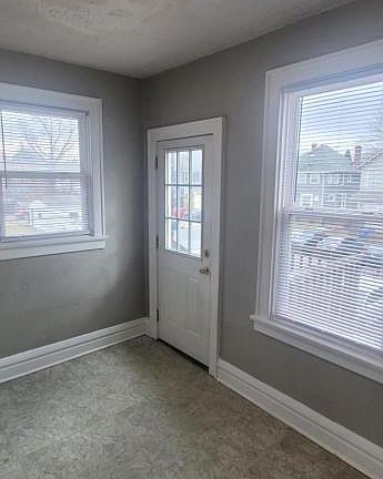 5th image of 2212 Indianola Ave #B