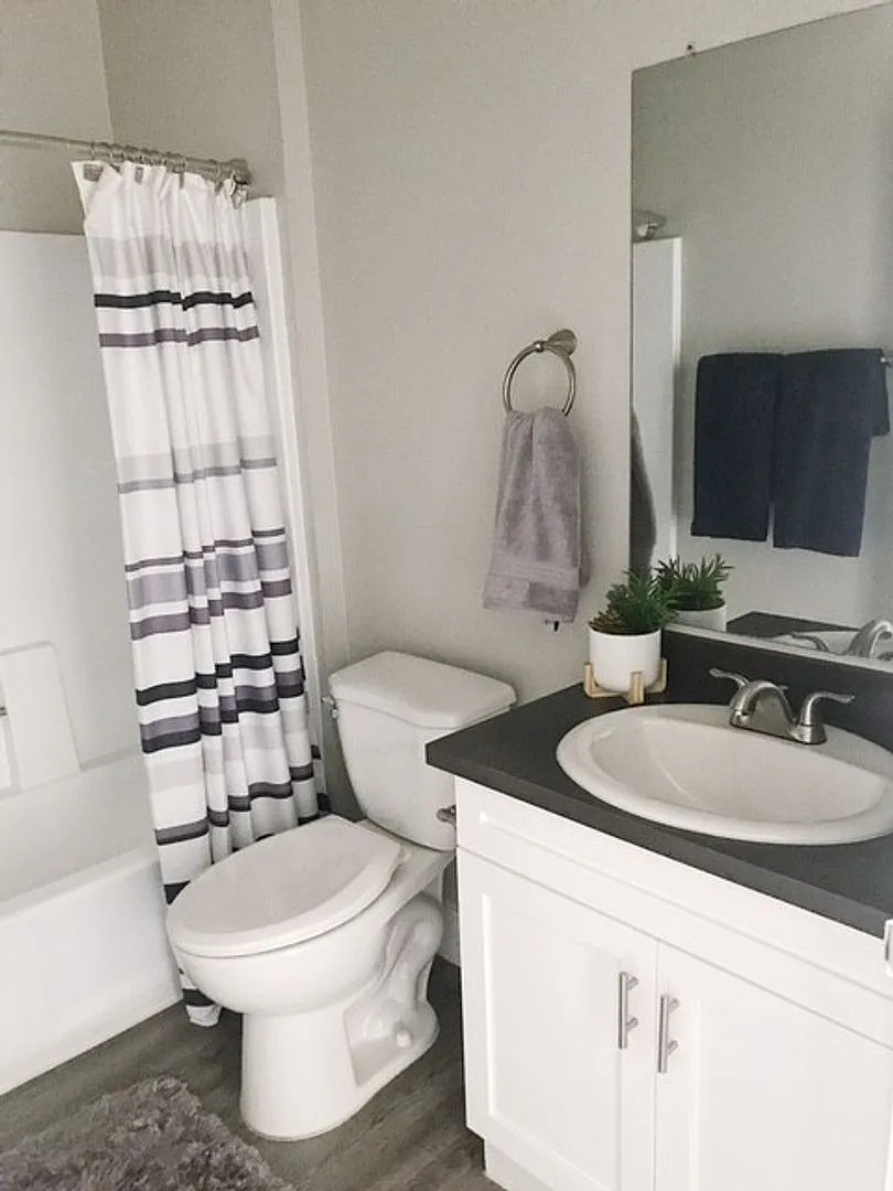 Little Roscoe Apartments — Photo 3