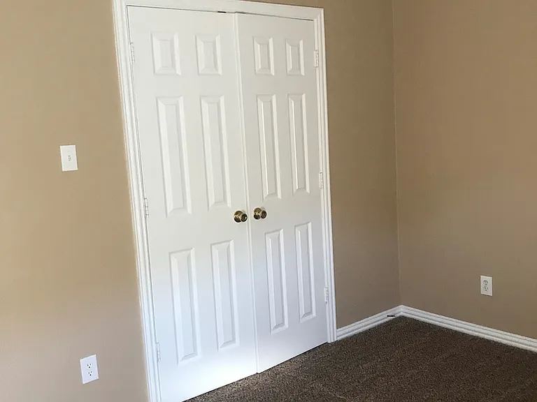 913 Sierra Vista Ct — Photo 17