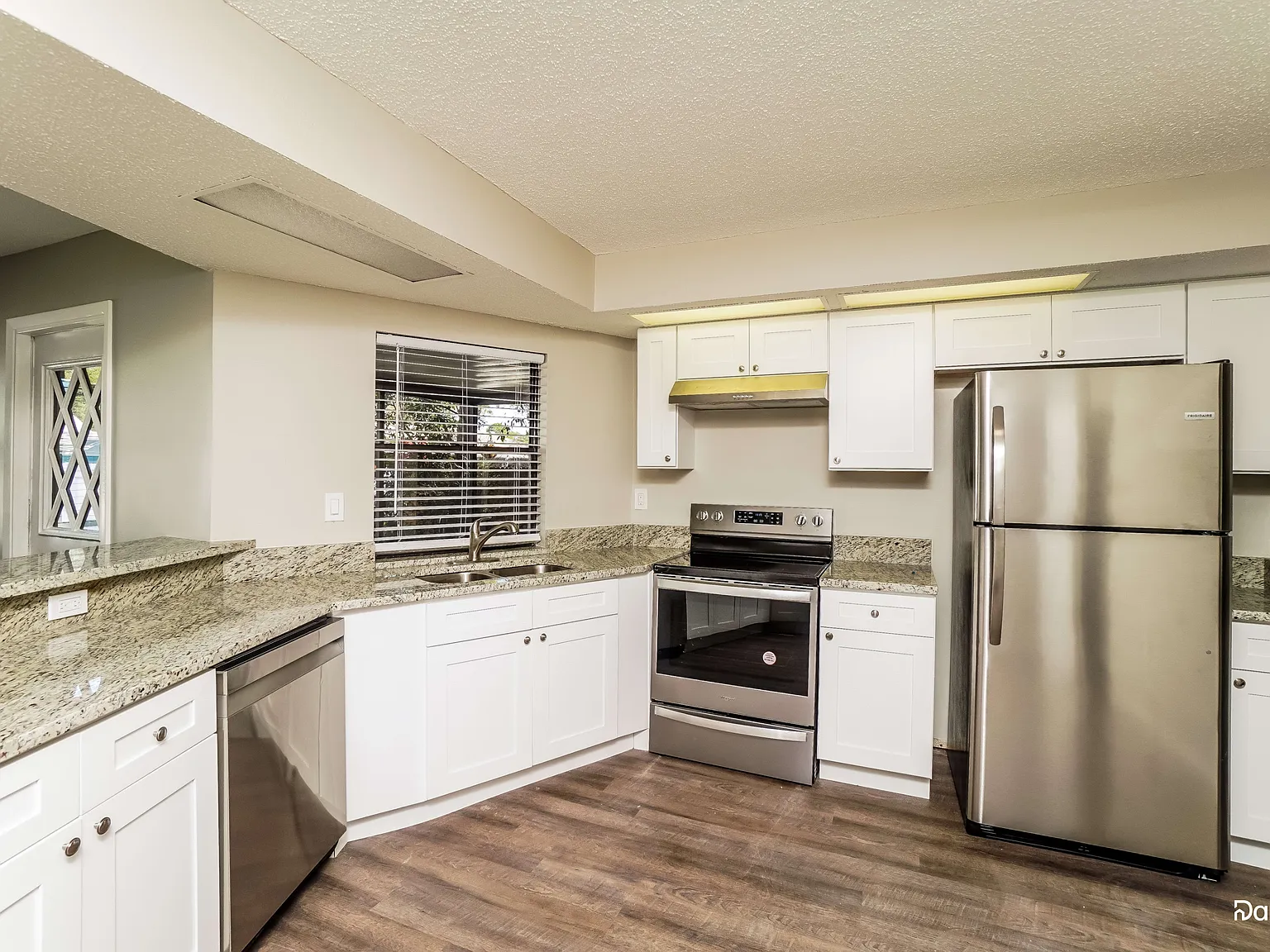3 bed, 2.0 bath, 1815 sqft, $2,585 — Photo 2