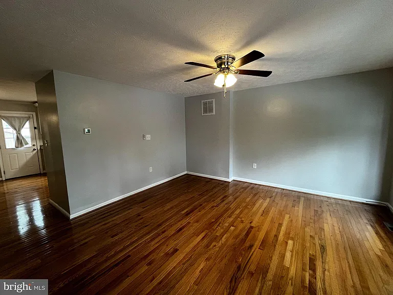 202 Carroll Dr — Photo 4
