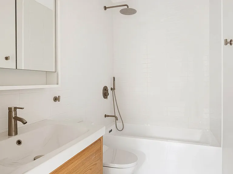 447 W 51st St #1R — Photo 5