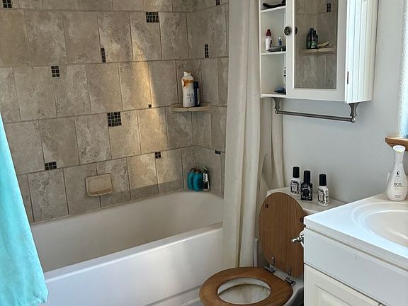 4th image of 2555 Maria St