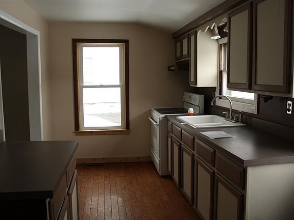 5th image of 115 Woodworth St