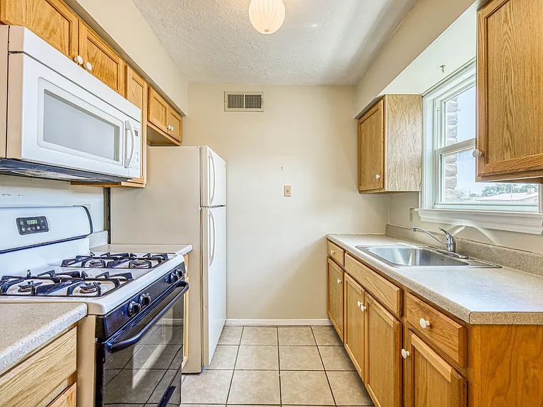4555 Sun Valley Dr — Photo 4
