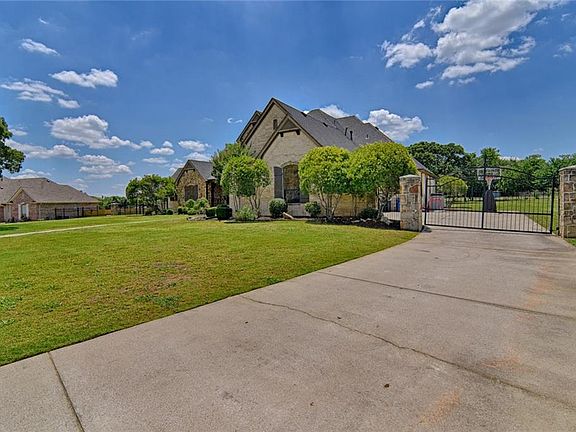 3rd image of 904 Shady Vale Dr