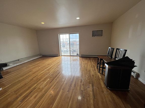 5th image of 235 Robinson Ave #2