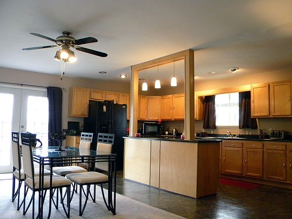 3rd image of 1215 Arthur Dr
