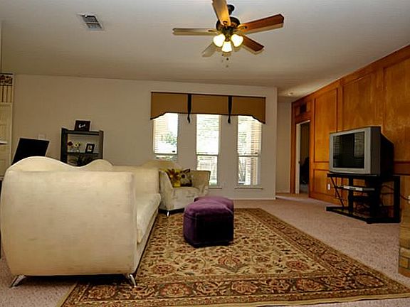 5th image of 714 Yaupon Dr