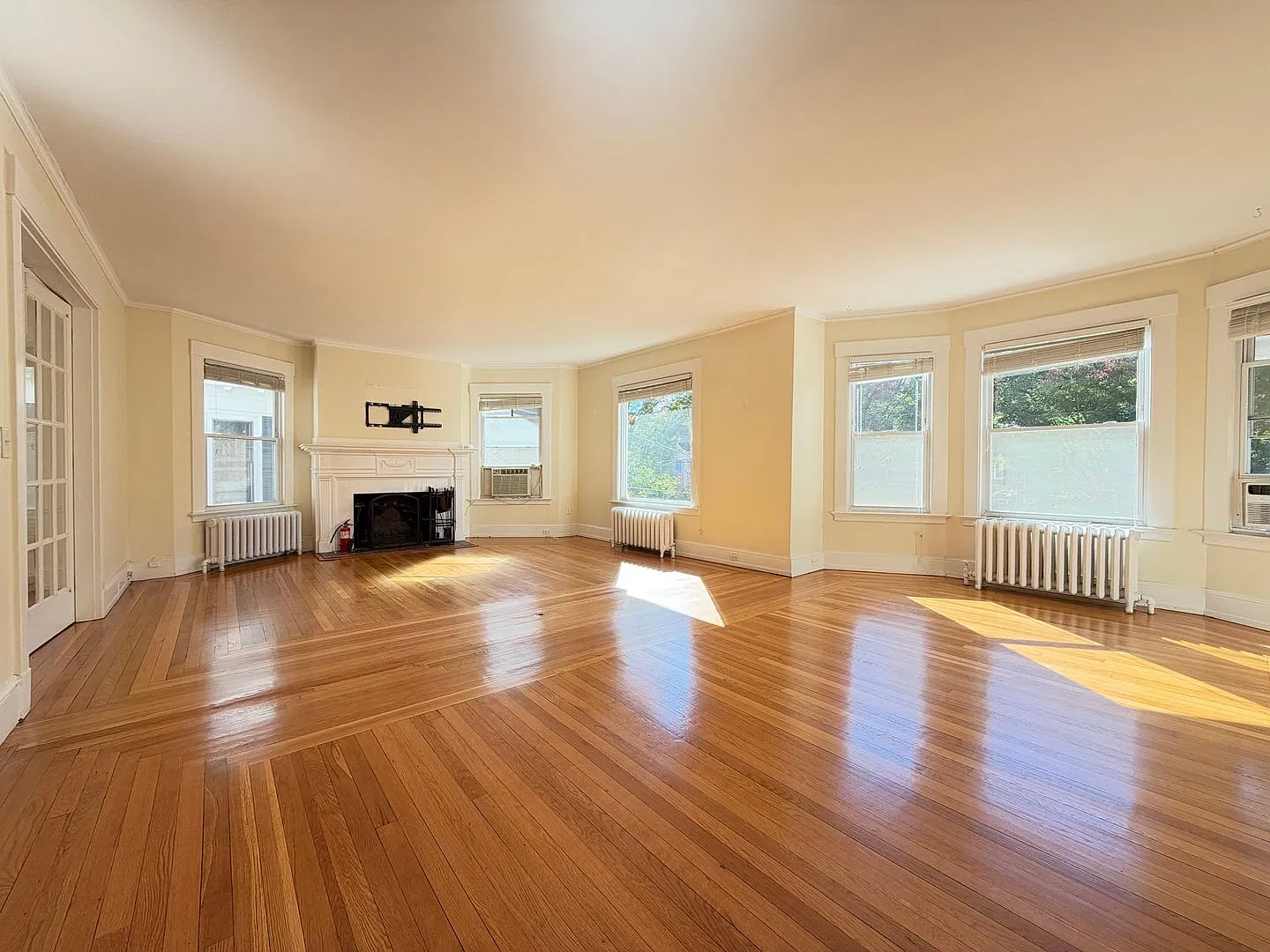 Spacious 2-Bedroom, 2-Bath in East Rock Newly Renovated! — Photo 1