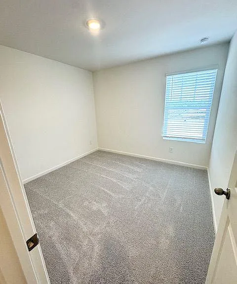 502 Robson Dr — Photo 5