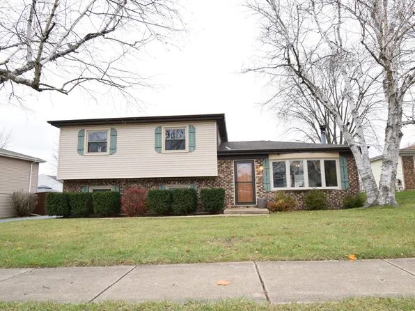 1712 Patricia Ln, St Charles, IL 60174