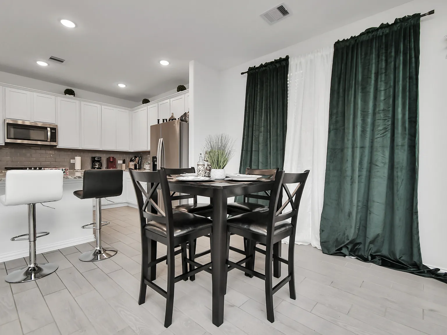 4 bed, $5,800 — Photo 3