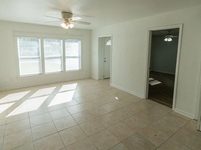 406 Essex Dr — Photo 8