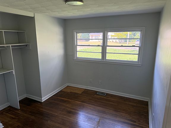 5th image of 1002 Hillcrest Dr